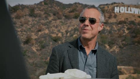 what does harry bosch wear.